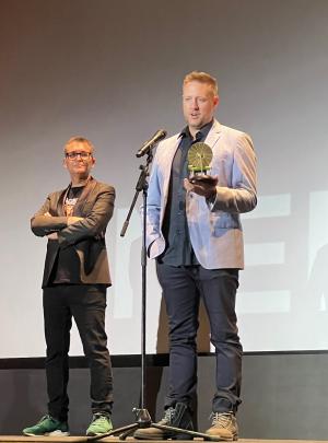 Neil Blomkamp con su premio Màquina del Temps con Ángel Sala