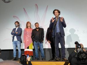 Rodrigo Cortés presentando La broma con Raúl Arévalo, Nathalie Poza y Eduard Fernández de fondo
